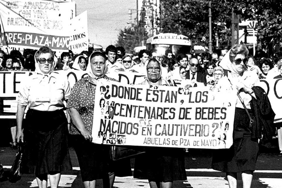 Las Abuelas de Plaza Mayo: Contra el terror de perder la identidad
