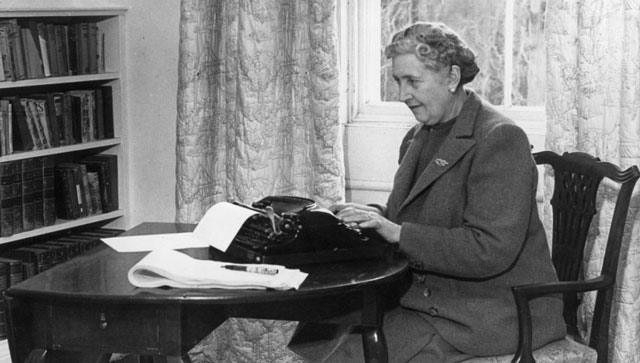 Agatha Christie escribiendo