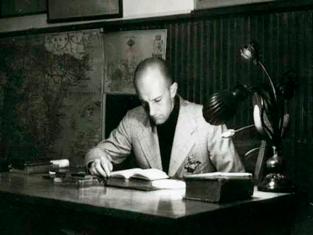 Foto de Francisco Tario leyendo en su estudio. Imagen para ilustrar el compendio de cuentos de escritores mexicanos.