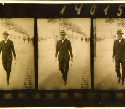 Imagen de un negativo donde se muestran tres fotografías en secuencia de Fernando Pessoa, autor del Libro del desasosiego, caminando.