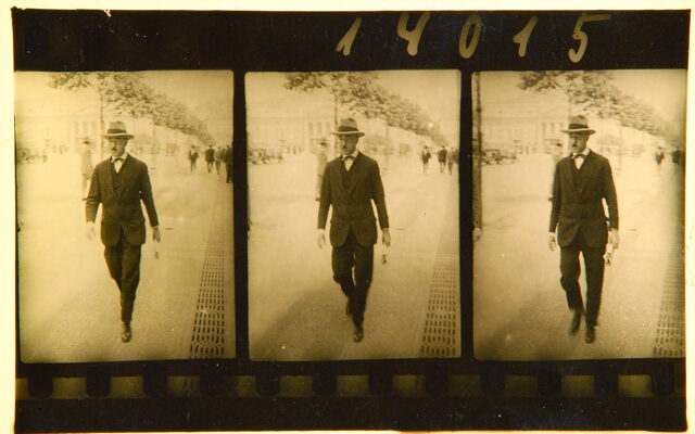 Imagen de un negativo donde se muestran tres fotografías en secuencia de Fernando Pessoa, autor del Libro del desasosiego, caminando.