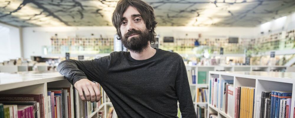 Retrato de Juan Gómez Bárcena en una librería.