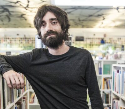 Retrato de Juan Gómez Bárcena en una librería.