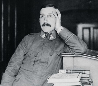 Stefan Zweig recargado sobre una pila de libros durante la Primera Guerra Mundial.