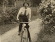 En la imagen se puede apreciar a la poeta italiana Antonia Pozzi paseando en su bicicleta.