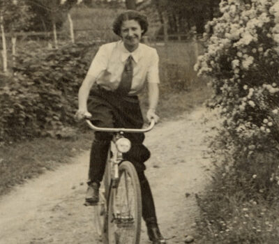 En la imagen se puede apreciar a la poeta italiana Antonia Pozzi paseando en su bicicleta.