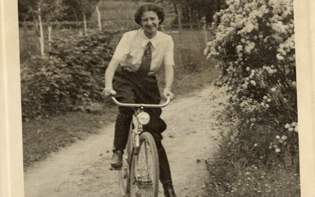 En la imagen se puede apreciar a la poeta italiana Antonia Pozzi paseando en su bicicleta.