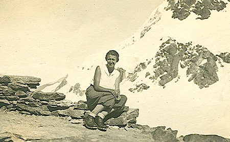 La poeta italiana Antonia Pozzi descansa en la nieve.