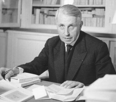 El escritor Georges Bataille trabajando.