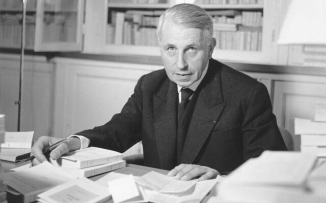 El escritor Georges Bataille trabajando.