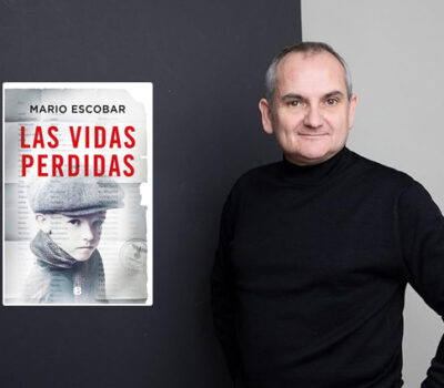 Imagen de Mario Escobar junto a su libro Las vidas perdidas del 2023.