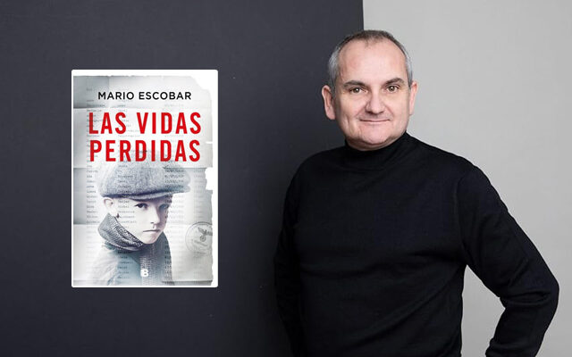 Imagen de Mario Escobar junto a su libro Las vidas perdidas del 2023.