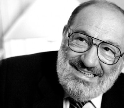 Fotografía de Umberto Eco sonriendo para ilustrar el artículo sobre sus consejos para escritores.
