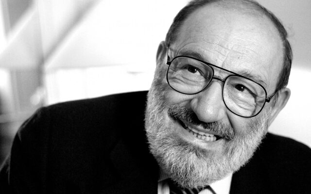 Fotografía de Umberto Eco sonriendo para ilustrar el artículo sobre sus consejos para escritores.