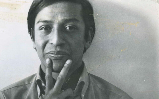 Foto de José Agustín levantando dos dedos haciendo el símbolo de la paz